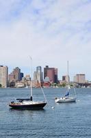 skyline van het centrum van boston met boot foto