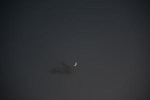 maan maan op de achtergrond van de donkere nachtelijke hemel foto
