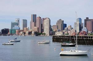 skyline van de stad met boot foto