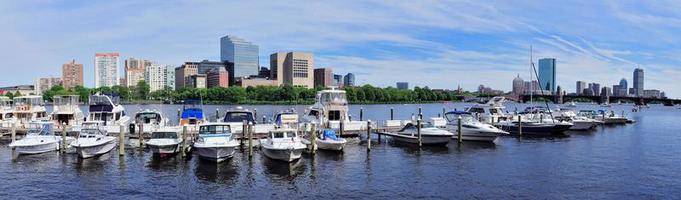 skyline van boston over rivier foto