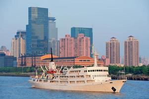 shanghai huangpu rivier met boot foto