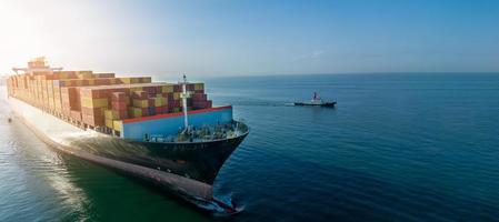 zijaanzicht vanuit de lucht van vrachtschip met container en rennen voor exportgoederen van vrachtwerfhaven naar aangepast oceaanconcepttechnologietransport, inklaring. foto