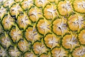 gele huidtextuur van rijpe ananas foto