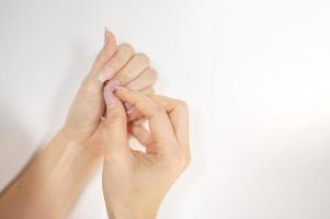 vrouwelijke nagelzwakte schade door gellakcoating, vingernagelmanicure. foto
