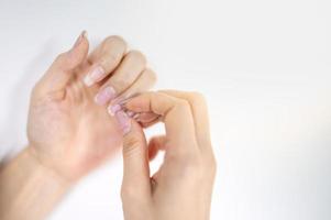 vrouwelijke nagelzwakte schade door gellakcoating, vingernagelmanicure. foto