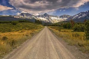 onverharde provinciale wegen naar de bergketen van San Juan tijdens het herfstseizoen, Colorado foto