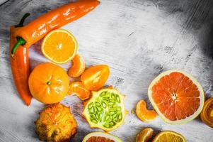 oranje groenten en fruit op rustieke achtergrond foto