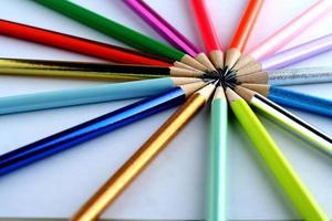 geslepen kleurrijke potloden