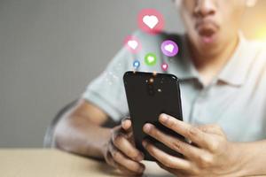 man met behulp van een smartphone social media experience concept foto