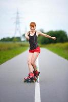 aantrekkelijk jong meisje op rolschaatsen foto