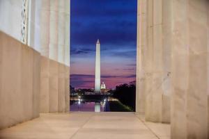 Washington Monument, gespiegeld in het reflecterende zwembad in Washington, DC. foto