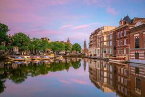 de skyline van de binnenstad van amsterdam. stadsgezicht in nederland
