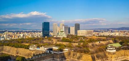 de stadshorizon van osaka in het stadsbeeld van japan foto