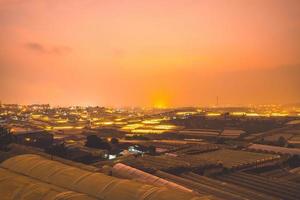 geweldig zonsonderganglandschap in de agrarische kasvallei in de stad da lat. het licht van de kas om bloemen te laten groeien in da lat. reis- en landschapsconcept foto