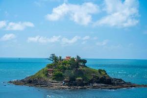 hon ba tempel Vietnamese taal is mieu hon ba is een kleine pagode op het eiland in de stad Vung Tau, Vietnam. mensen die in de rotsen lopen om de tempel halverwege de maand te bezoeken. foto