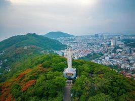 bovenaanzicht van vung tau met standbeeld van jezus christus op de berg. de meest populaire lokale plek. christus de koning, een standbeeld van jezus. reisconcept. foto