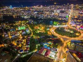 panoramisch uitzicht op de kust van vung tau van bovenaf, met verkeersrotonde, huis, vietnam oorlogsmonument in vietnam. fotografie met lange belichtingstijden 's nachts. foto