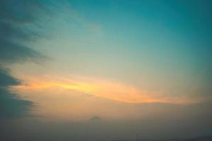 achtergrond wolk zomer. wolk zomer. hemelwolk filmisch. natuurlijke lucht mooie en filmische zonsondergang textuur achtergrond foto