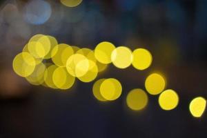 nacht stad bokeh gloeit lichte achtergrond leeg. banner kaarslicht schijnt geel goud glitter abstract. ontwerp achtergrond viering foto