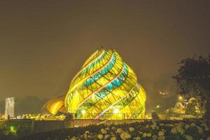 een uitzicht op het lam vien-plein aan de oever van het xuan huong-meer. in Vietnam is da lat een populaire bestemming die duizenden toeristen trekt. foto