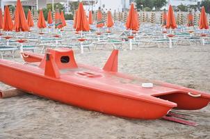 reddingsboot op het strand foto