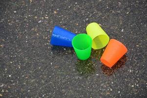 kleurrijke plastic bekers in de regen foto