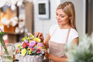 professionele bloemist die werkt in een bloemenwinkel