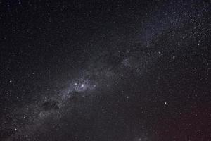 majestueus uitzicht op heldere lucht met sterren en melkweg in de ruimte foto