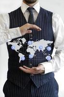 wereldwijd netwerk - zakenman in pak met een wereldkaart met zakelijke connecties foto
