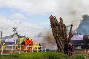 brandweerlieden trainen in de buurt van de stronk. foto