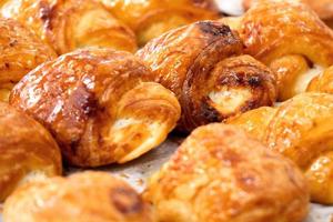 lekkere versgebakken broodjes op de bakkersbalie foto