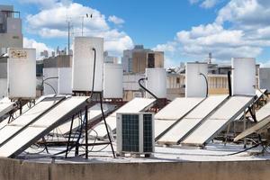 veel zonneboilers geïnstalleerd op het dak van het huis in Israël foto