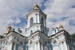 prachtige kathedraal van het smolny-klooster in sint-petersburg, van onderaf gezien. Rusland. foto