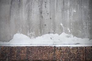 de textuur van oud en vies met witte verfvlekken op cementmuren voor de achtergrond. foto