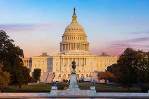 het hoofdgebouw van de Verenigde Staten in Washington DC in de avond. foto