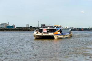 london, uk, 2014. rivierbus op de rivier de Theems foto