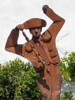 ronda, andalucia, spanje, 2014. monument van een banderillero voor de plaza de toros arena van ronda andalucia spanje op 8 mei 2014 foto