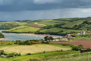 uitzicht vanaf het zuidwestelijke kustpad in de buurt van thurlestone richting buckland village in devon foto