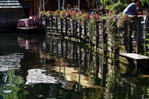 hallstatt, oostenrijk, 2017. reflecties in het hallstatt-meer van een aangrenzend restaurant foto