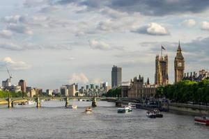 london, uk, 2014. uitzicht over de rivier de Theems richting de Big Ben en de parlementsgebouwen foto