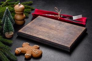 een lege houten snijplank met houten bestek op een kerstkeukentafel foto