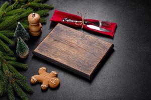 een lege houten snijplank met houten bestek op een kerstkeukentafel foto