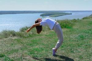 jonge sportieve vrouw die yoga beoefent, foto