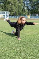 mooie vrouw van middelbare leeftijd die buiten yoga poses doet foto