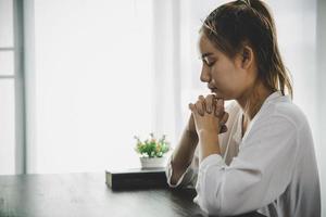 een vrouw bidden aanbidding geloof foto