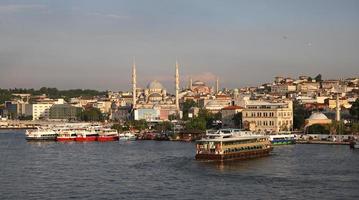 gouden hoorn en eminonu district in istanbul, turkije foto