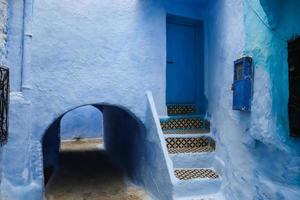 straat in chefchaouen, marokko foto