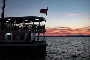 veerboot in de golf van izmir, turkije foto