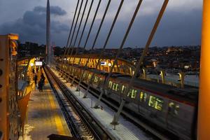 gouden hoorn metrobrug in istanbul, turkije foto