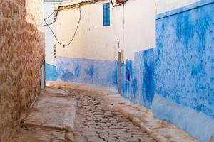 straat in kasbah van de udayas in rabat, marokko foto